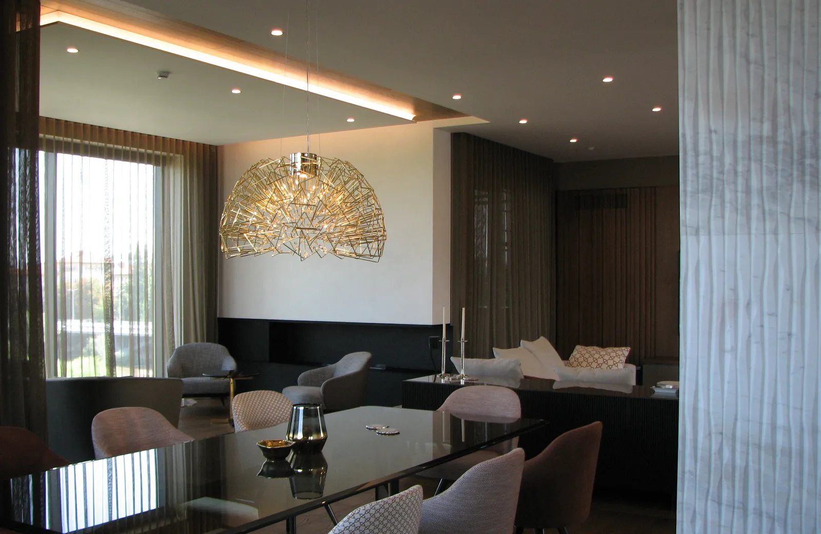 Living space with open plan and layered materials